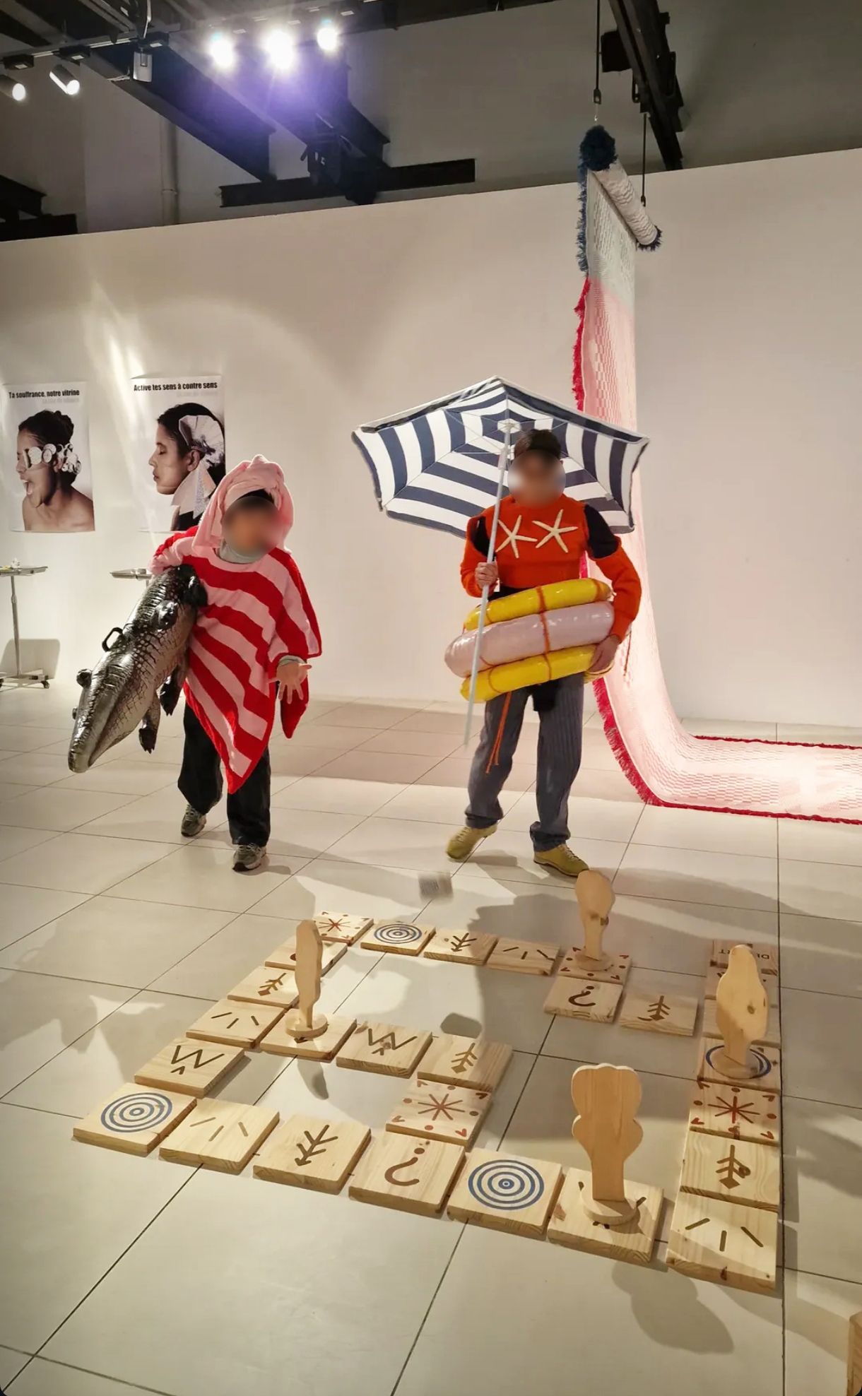 Amaveniris — enfants qui jouent au plateau grandeur nature
